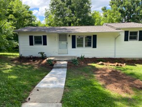 413 Gibson Dr in Huntersville, NC - Foto de edificio - Building Photo