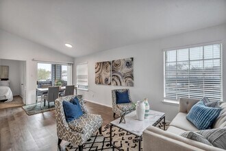 1735 Rutland Dr, Unit 130 in Austin, TX - Foto de edificio - Building Photo