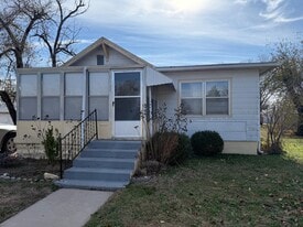 711 W 11th Ave in Hutchinson, KS - Building Photo