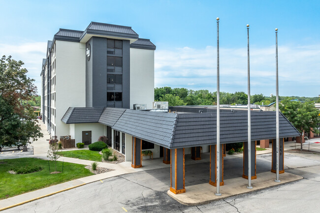The McCoy at 8035 Apartments in Clive, IA - Foto de edificio - Building Photo