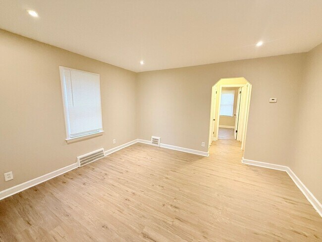 This beautifully updated 3-bedroom, 1-bath in Detroit, MI - Building Photo - Building Photo