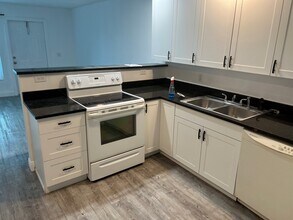 2405 NE Rustic Plz in Jensen Beach, FL - Foto de edificio - Building Photo