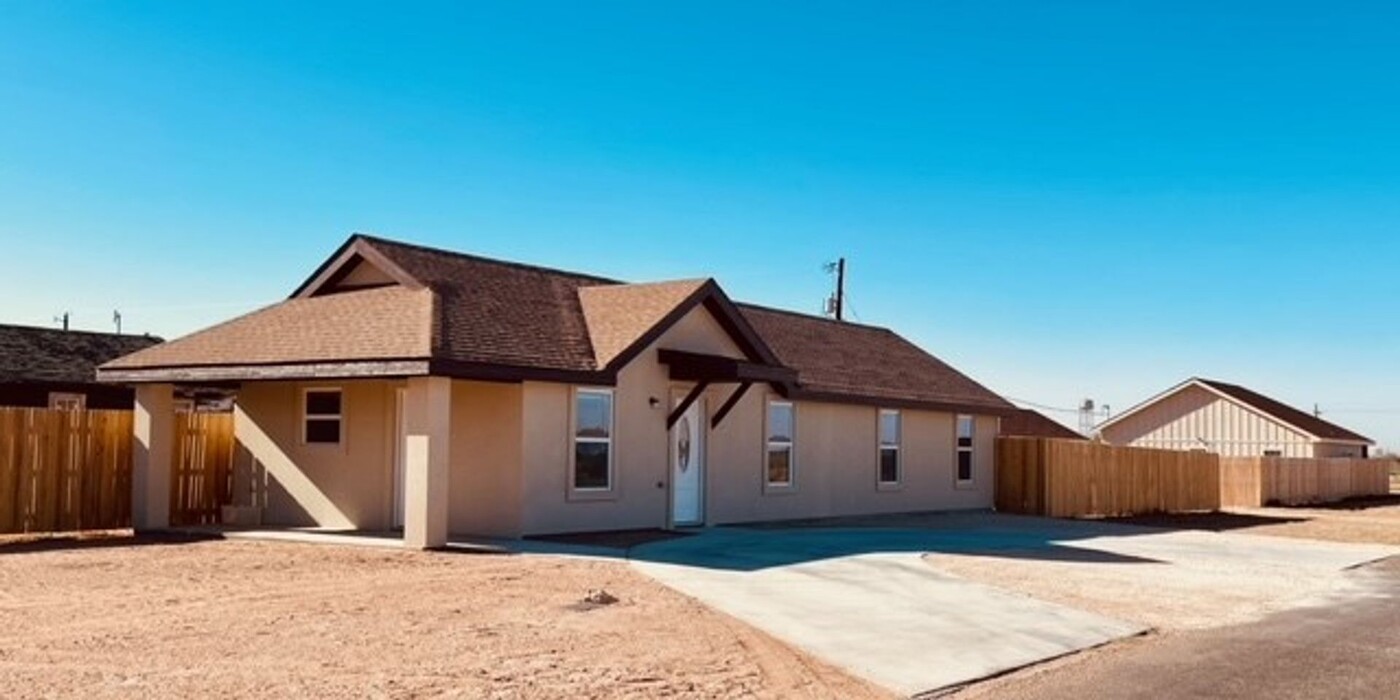 512 Dumas Ave in Wickett, TX - Foto de edificio