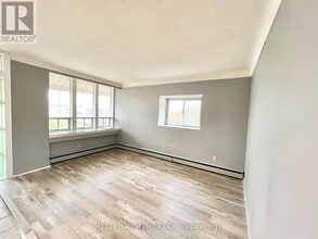 55 John St in Thorold, ON - Building Photo - Building Photo