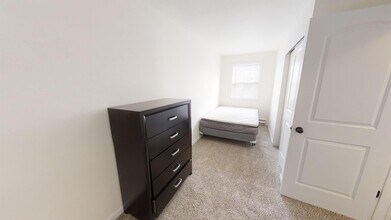 305 E White in Champaign, IL - Building Photo - Interior Photo