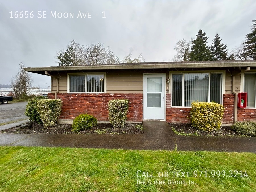 16656 SE Moon Ave in Milwaukie, OR - Building Photo