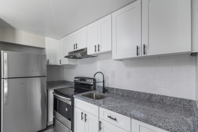 Townhomes at River Crossing in Essex, MD - Building Photo - Building Photo