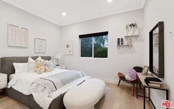 19148 W Oxnard St in Los Angeles, CA - Building Photo - Building Photo