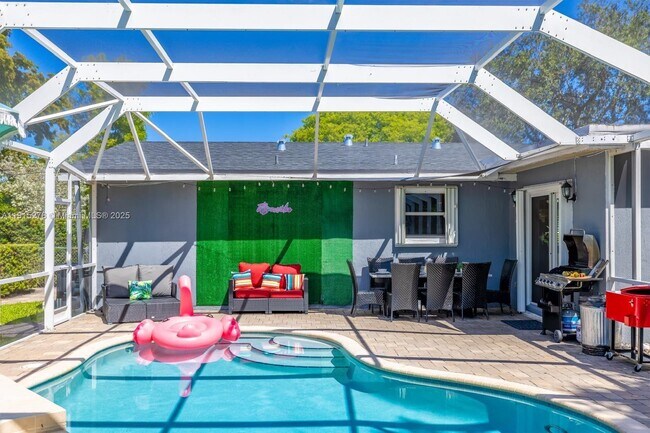 312 N Luna Ct in Hollywood, FL - Building Photo - Building Photo