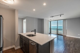 Edge @ Sheridan - 5910 N Sheridan Rd in Chicago, IL - Building Photo - Building Photo