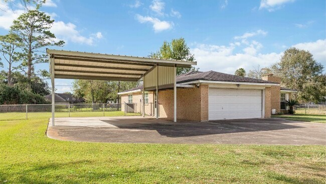 2210 County Rd 769B in Brazoria, TX - Foto de edificio - Building Photo