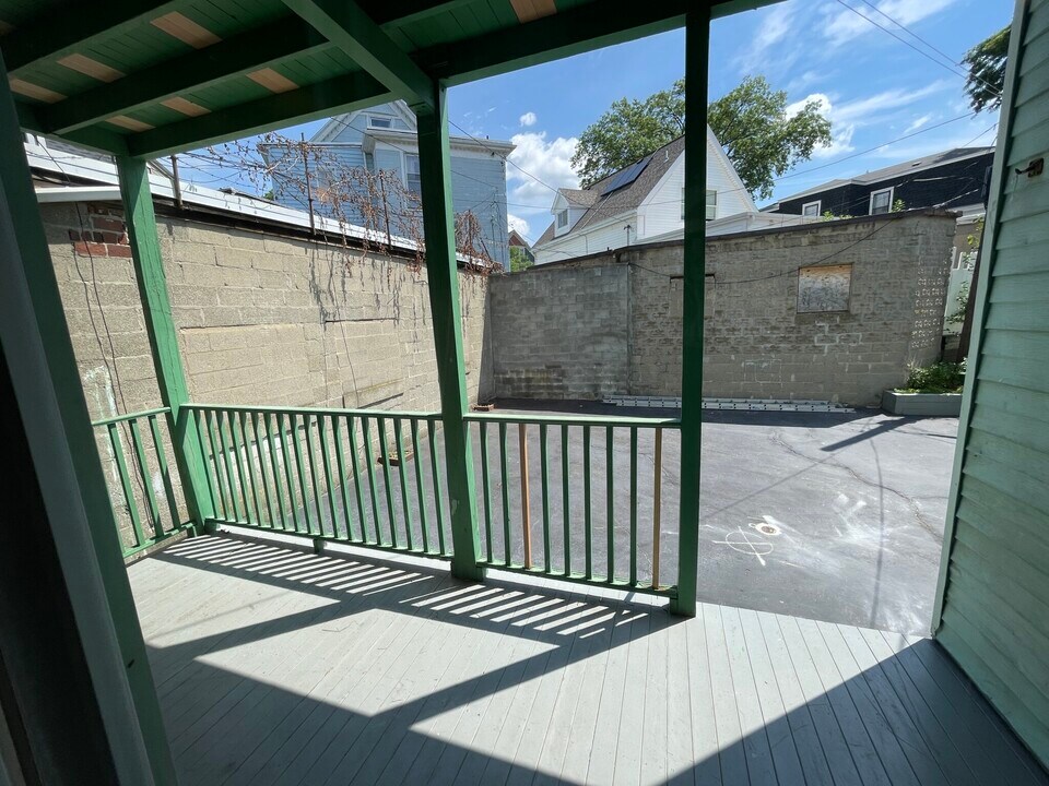 227 Holland St, Unit #1 in Somerville, MA - Foto de edificio