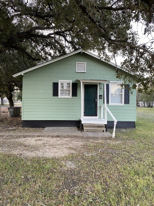 2303 N Louis St in Victoria, TX - Building Photo