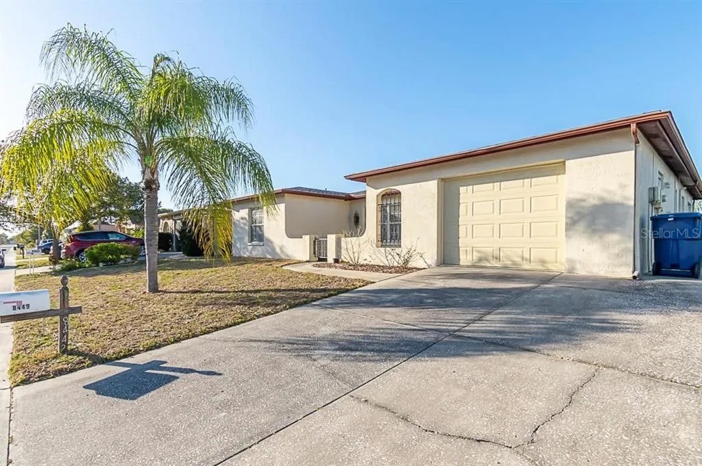 8449 Redfield Dr in Port Richey, FL - Foto de edificio