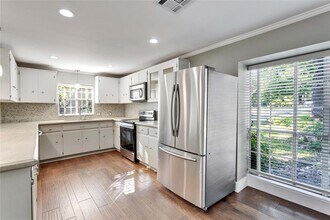 10903 Mellow Ln in Austin, TX - Building Photo - Building Photo