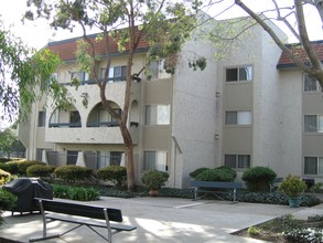 Runnymede Gardens in Palo Alto, CA - Building Photo - Building Photo