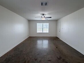 1050 E Burnett St in Ennis, TX - Building Photo - Building Photo