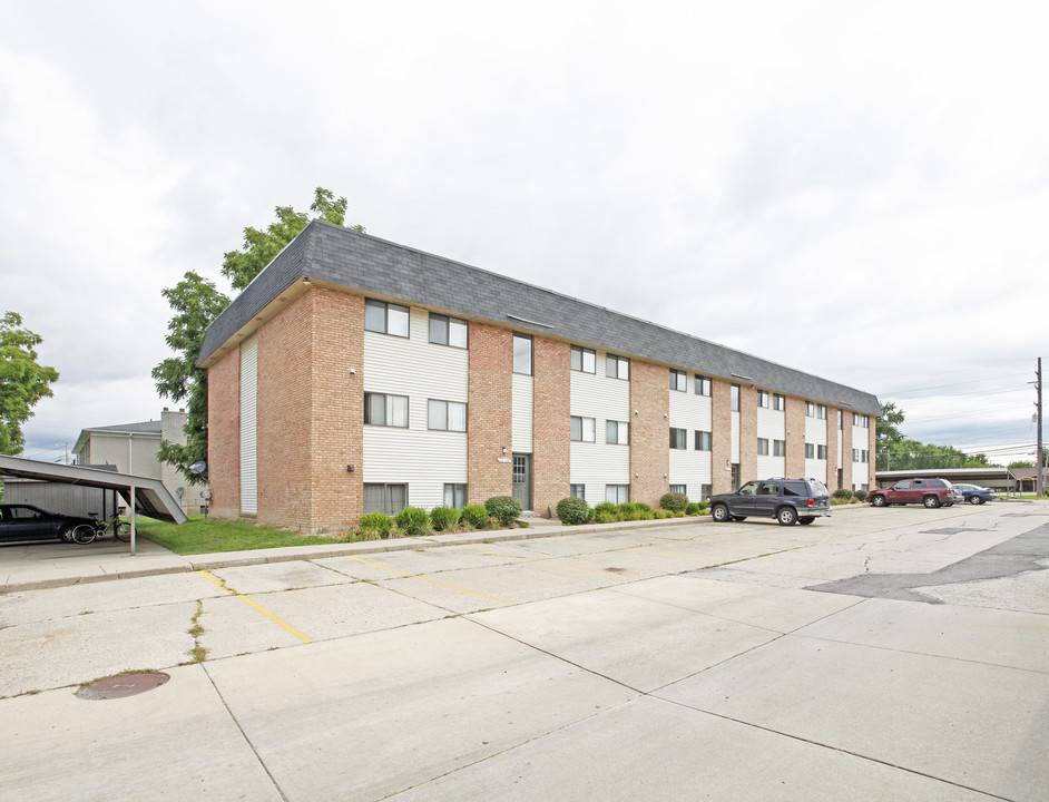 Pine Creek Village in Fraser, MI - Building Photo