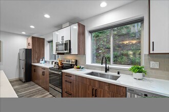 6737 25th Ave SW in Seattle, WA - Building Photo - Building Photo