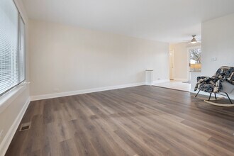 198 Shadywood Ln in Elk Grove Village, IL - Building Photo - Building Photo