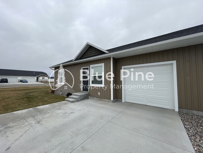 5844 Wildrose Ave in Ammon, ID - Building Photo - Building Photo