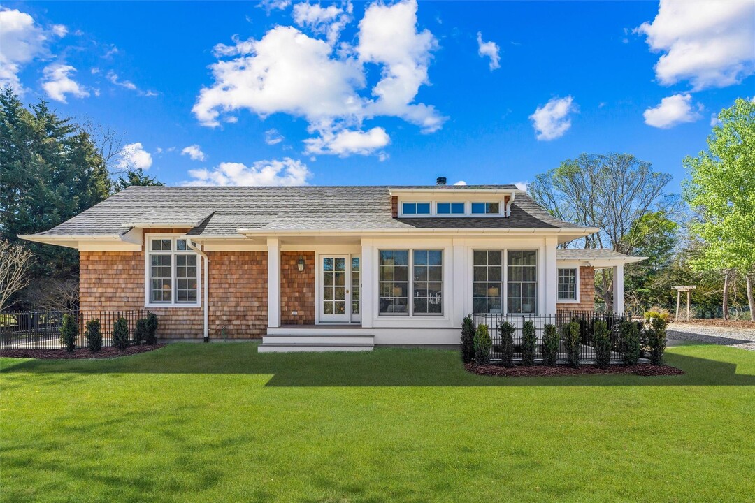 25 Lamb Ave in Quogue, NY - Building Photo