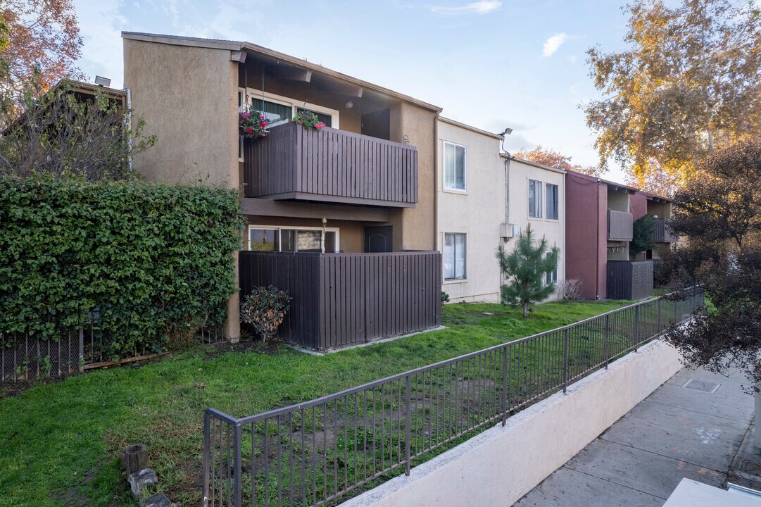 Tara Village in Tarzana, CA - Building Photo