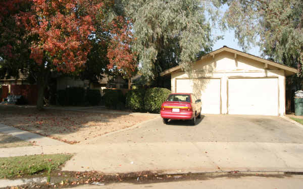 3048 W Saginaw Way in Fresno, CA - Building Photo - Building Photo