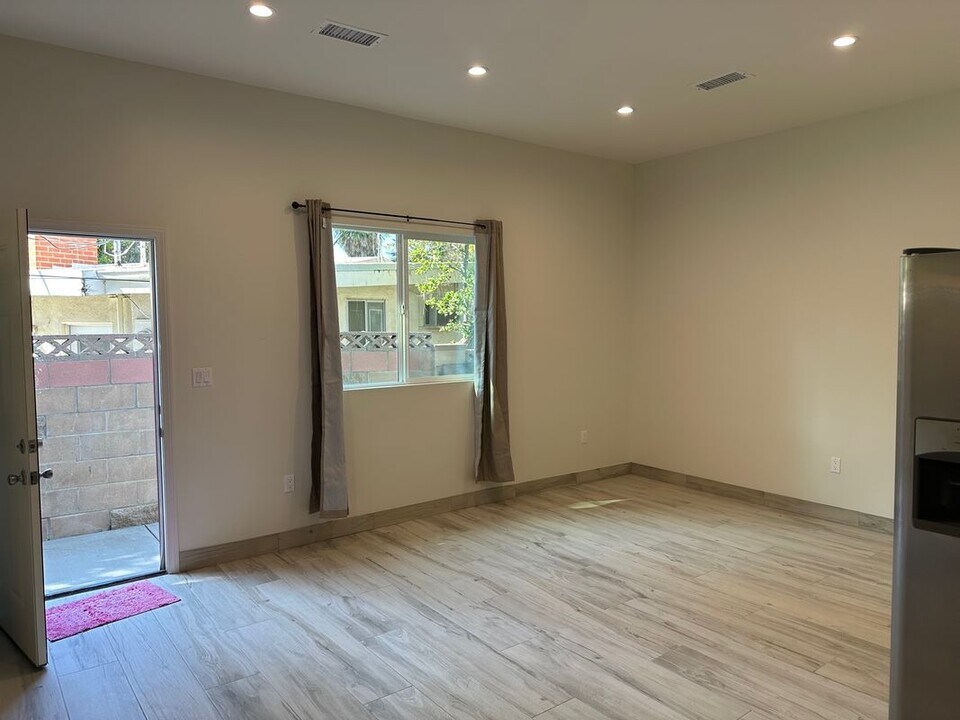 23110 1/2 West Mulholland Drive in Los Angeles, CA - Building Photo