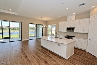 8437 Rosa Ct in Naples, FL - Building Photo - Building Photo