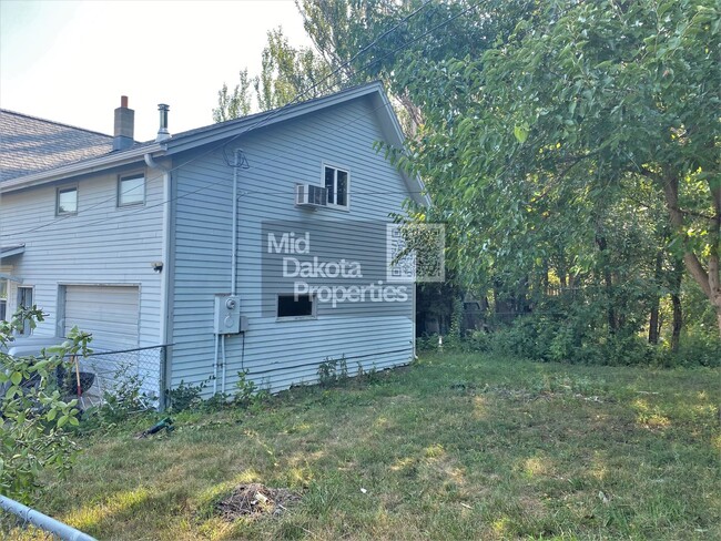 1000 W 3rd Ave in Mitchell, SD - Building Photo - Building Photo