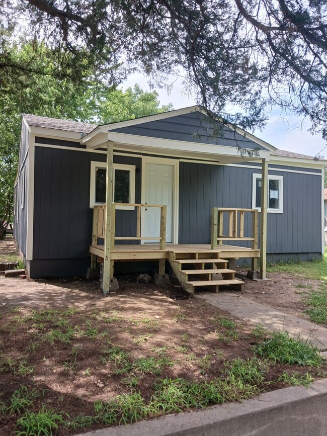 property at 819 S Elm Ave