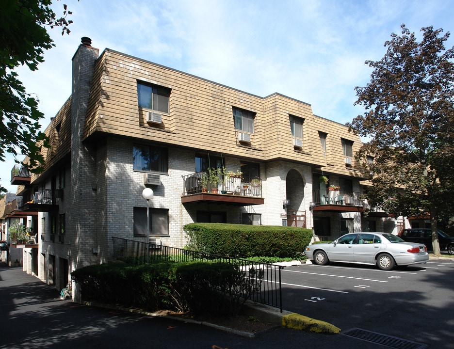 89 N Broadway in White Plains, NY - Foto de edificio
