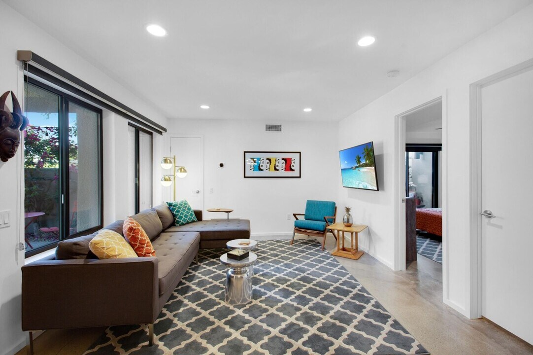 353 N Hermosa Dr in Palm Springs, CA - Building Photo