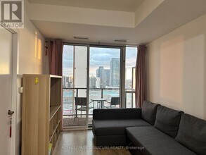 128 Fairview Mall Dr in Toronto, ON - Building Photo - Building Photo