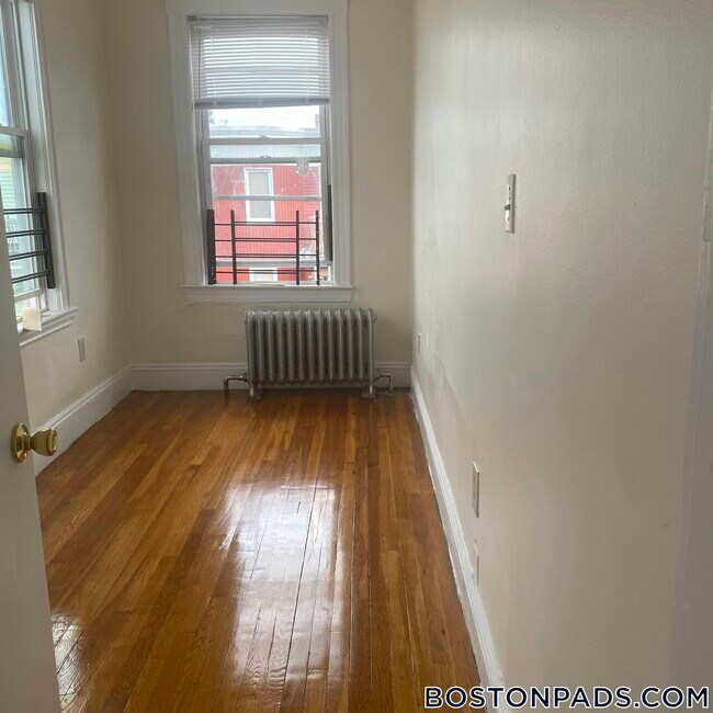 19 Mora St in Boston, MA - Building Photo - Building Photo