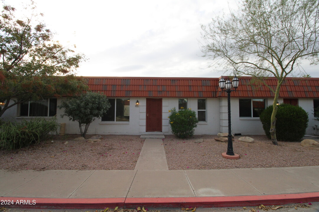 8311 E Indian School Rd in Scottsdale, AZ - Building Photo