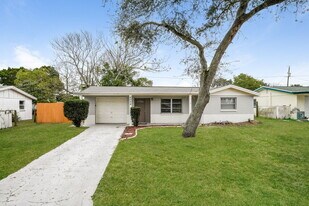 4024 Cranbrook Pl in New Port Richey, FL - Building Photo