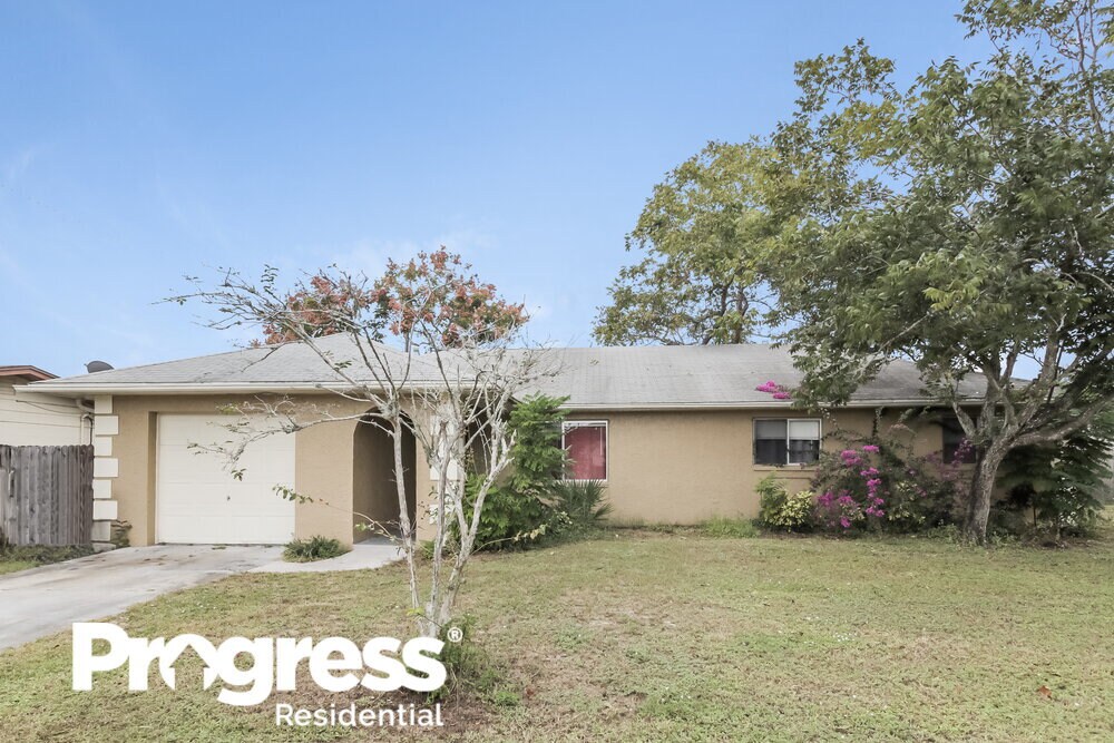 1900 Fairlane Dr in Titusville, FL - Building Photo