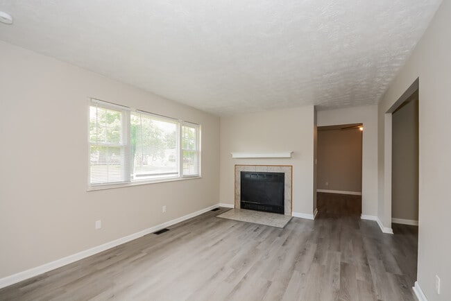 6158 Ricky Dr in Fairfield, OH - Foto de edificio - Building Photo