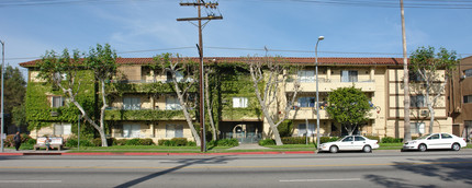 Royal Garden Apartments in Reseda, CA - Building Photo - Building Photo