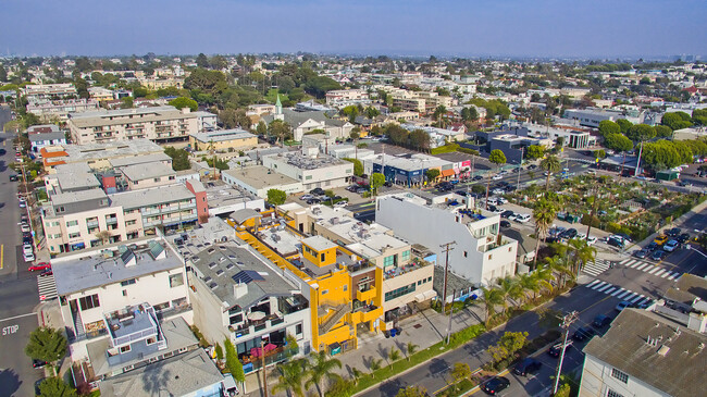 2216 Main St, Unit 202 in Santa Monica, CA - Foto de edificio - Building Photo