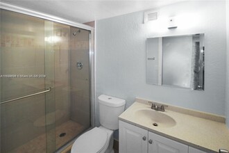 17021 N Bay Rd, Unit 105 in Sunny Isles Beach, FL - Building Photo - Building Photo