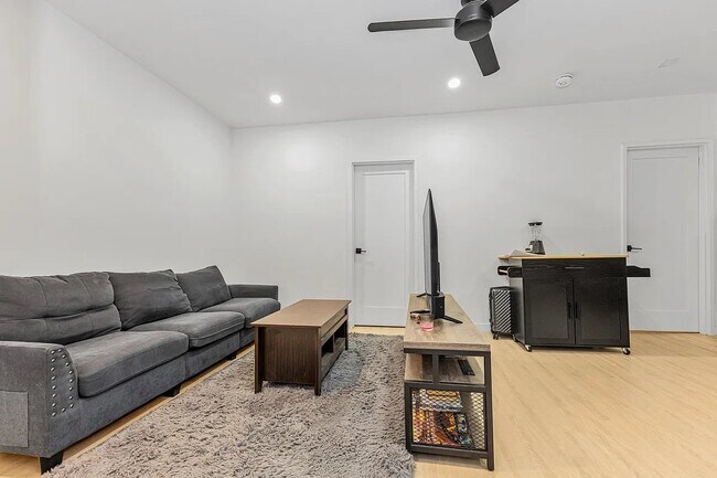 228 E 25th St, Unit 8 in New York, NY - Building Photo - Building Photo