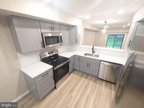 988 Beechwood Pl in Warminster, PA - Foto de edificio - Building Photo