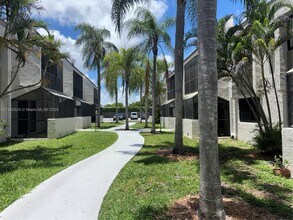 7919 SW 104th St in Miami, FL - Building Photo - Building Photo