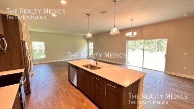 150 Hillsborough Ave NW in Palm Bay, FL - Building Photo - Building Photo