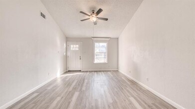 1014 Lynn St in Weatherford, TX - Building Photo - Building Photo