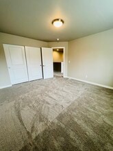 16213 8th Ave E in Spanaway, WA - Foto de edificio - Building Photo