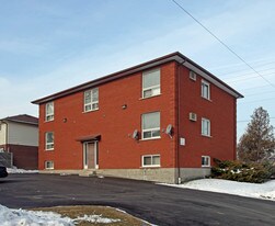 345 Adelaide Av W in Oshawa, ON - Building Photo